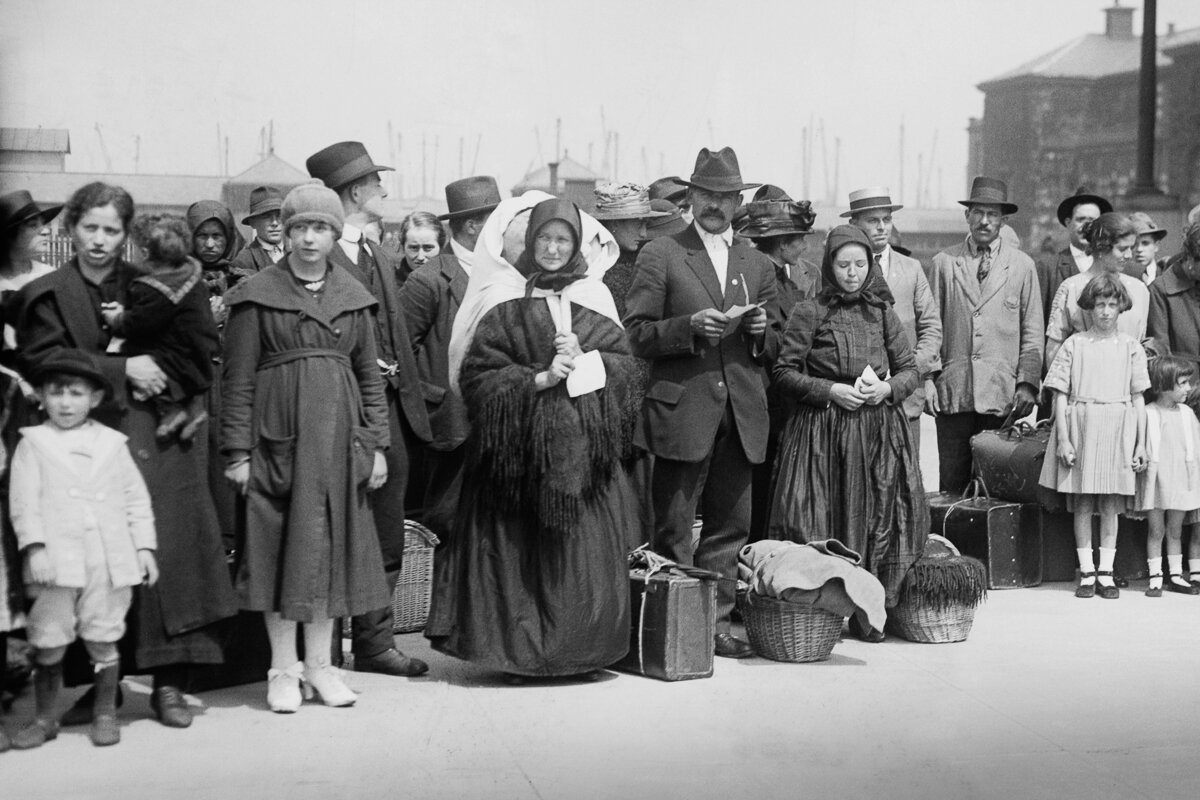 Photo historique de migrants à Ellis Island dans les années 1920