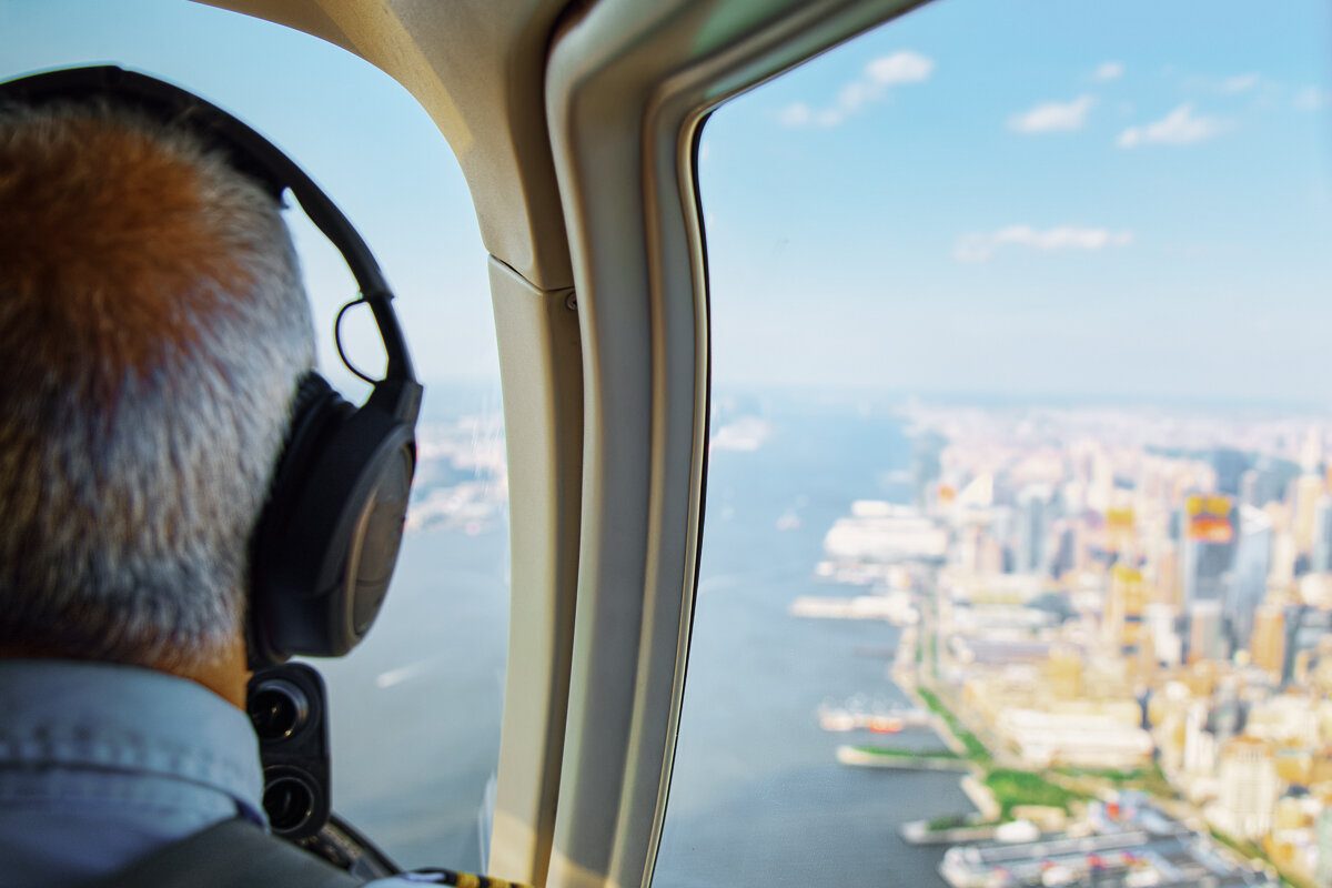 Pilote d'hélicoptère dans le cockpit à New York