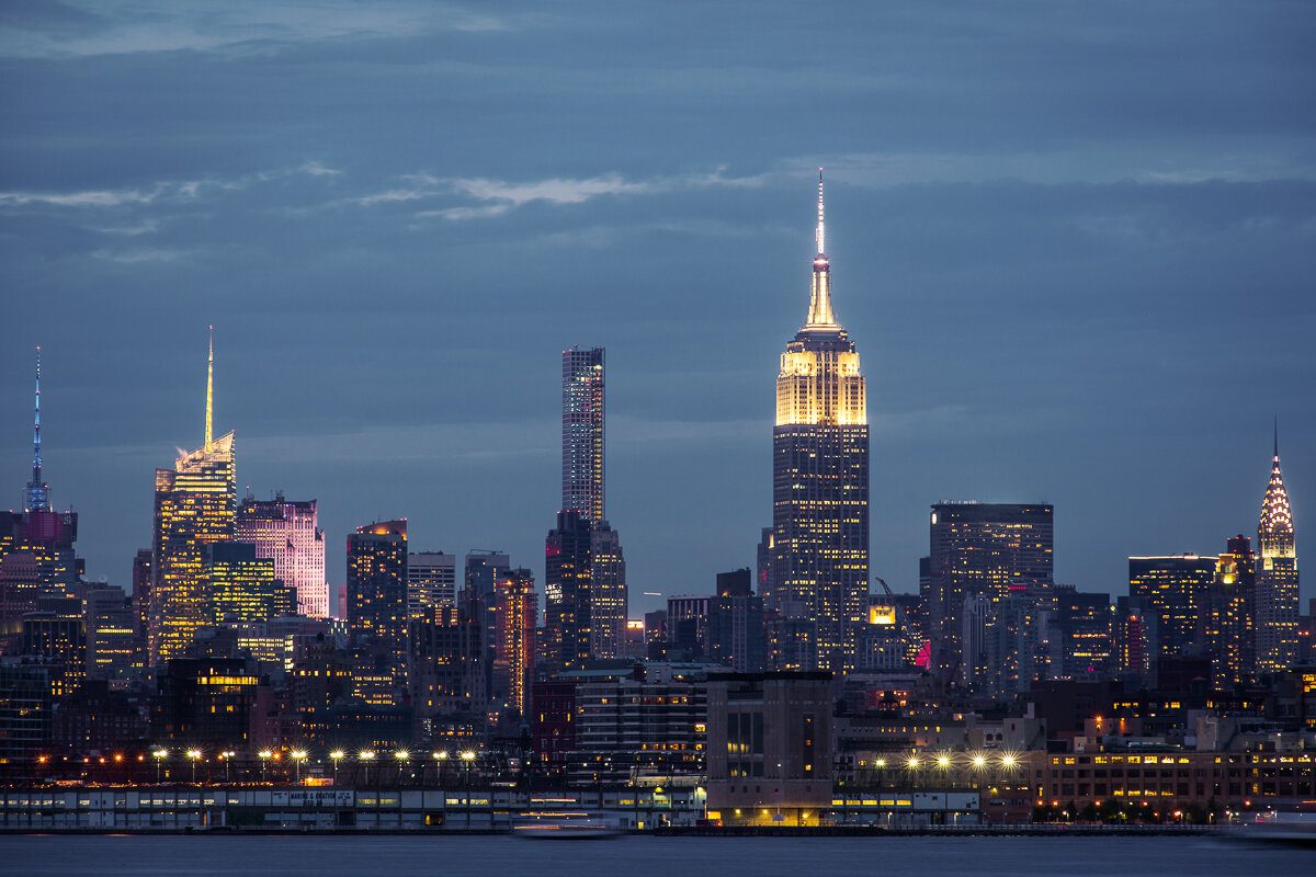 Empire State Building de nuit dans la skyline de Manhattan