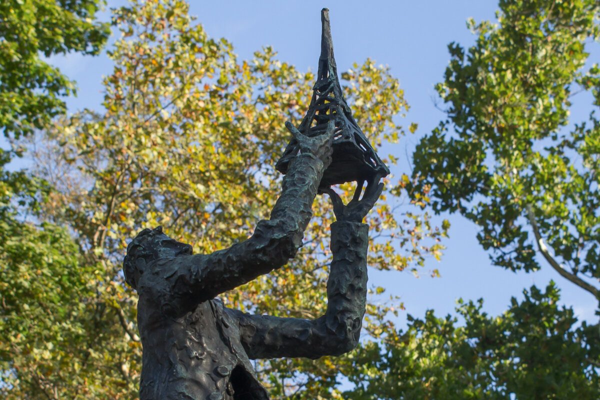 Statue de Gustave Eiffel dans les jardins près de la statue de la Liberté