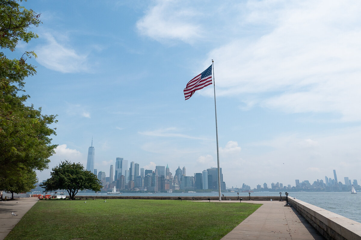 Vue sur la skyline depuis les jardins d'Ellis Island