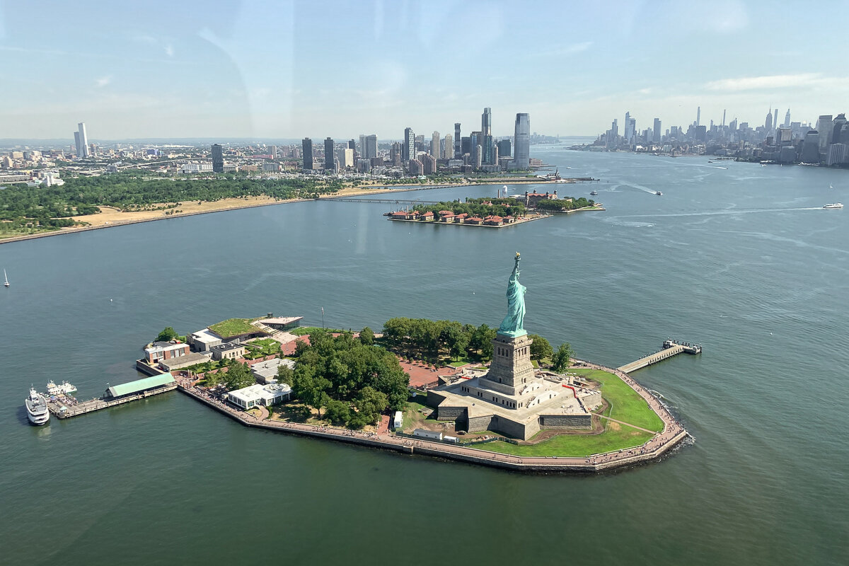 Vue sur Liberty Island depuis un hélicoptère à New York