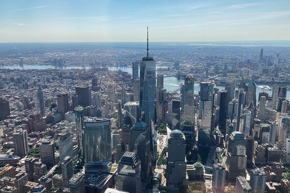Vue sur le One World Trade Center depuis un hélicoptère à New York