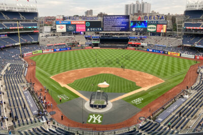 Stade des Yankees avec vue sur la pelouse et les gradins