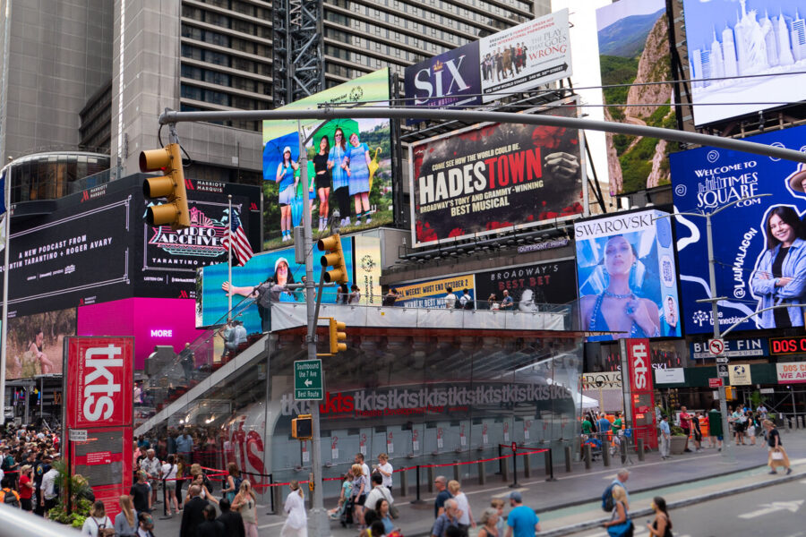 Times Square et le stand TKTS pour les billets de spectacle à Broadway