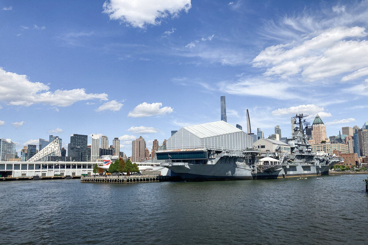 Vue sur l'Intreprid depuis la croisière New York