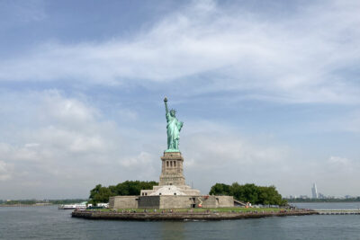 Vue sur la statue de la Liberté depuis le bateau