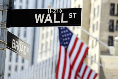 Drapeau et panneau de rue à Wall Street