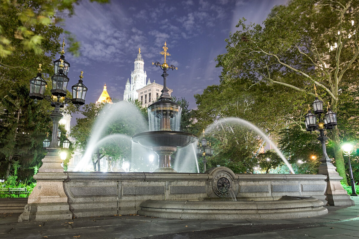 Fontaine de nuit au City Hall Park de New York