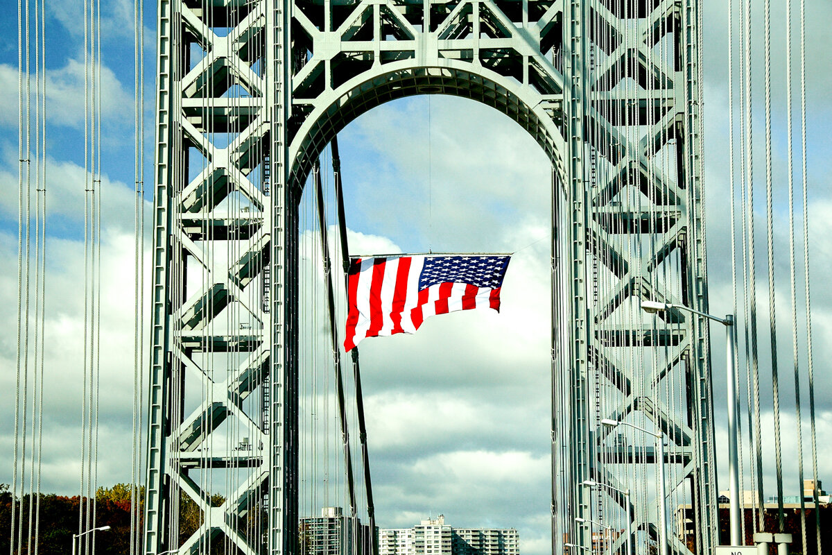 Drapeau américain sur le George Washington Bridge à New York