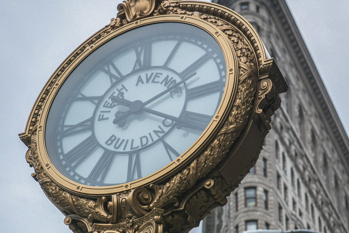 Horloge devant le Flatiron Building