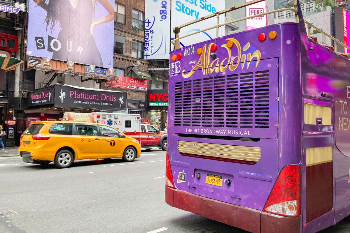 Bus avec taxi à l'arrière plan à New York