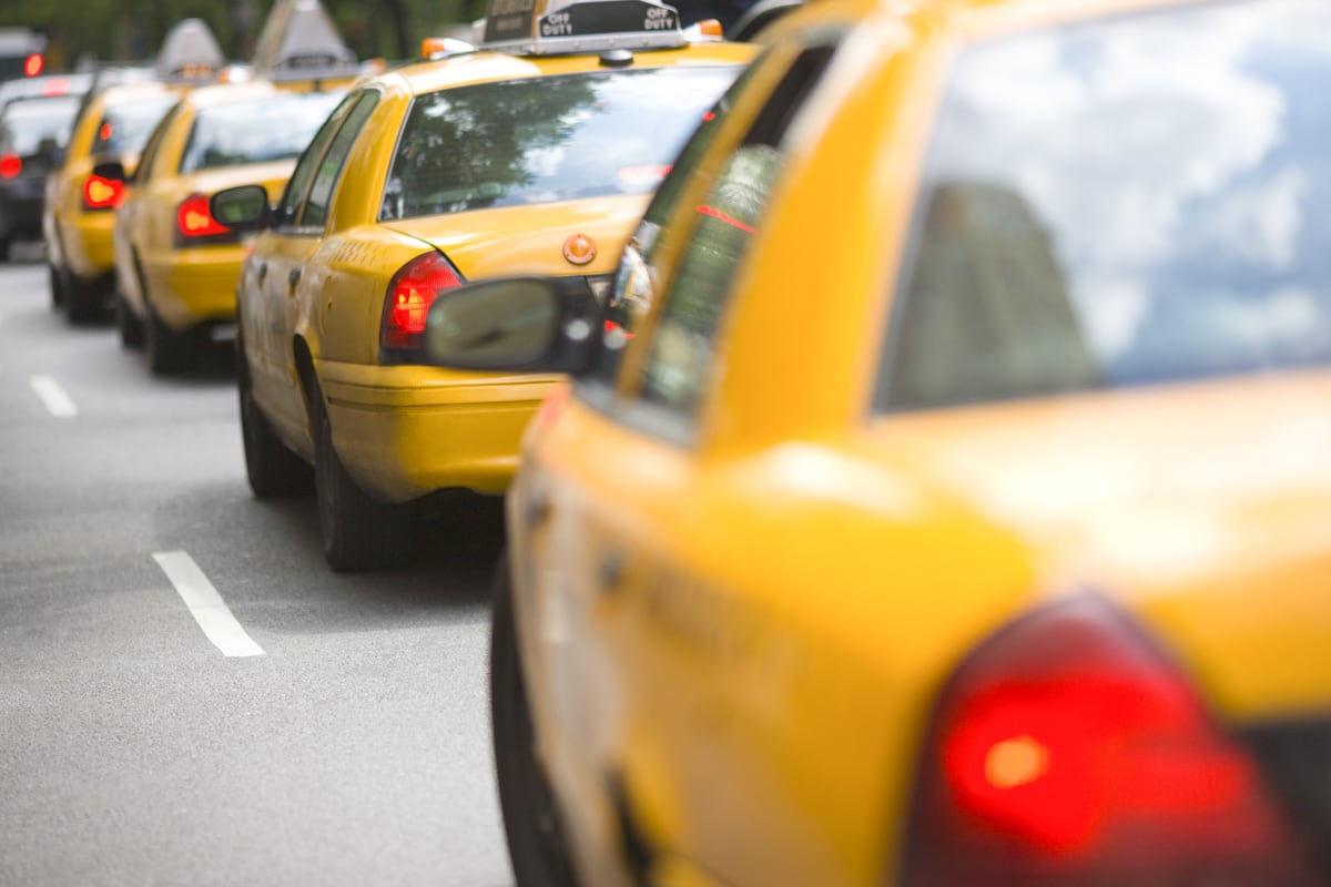 Succession de taxis dans une avenue de New York