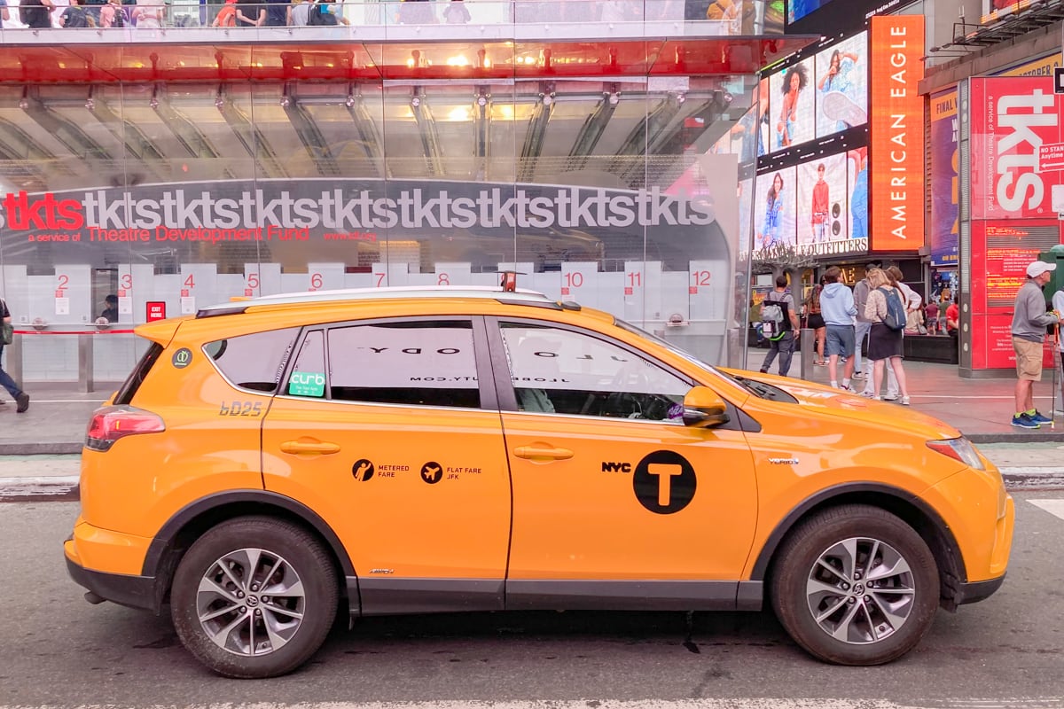 Taxi jaune dans la rue de New York