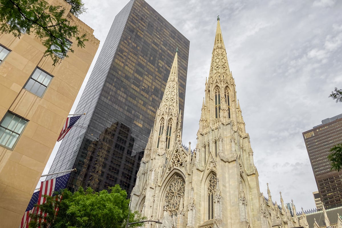 Cathédrale Saint-Patrick dans la rue