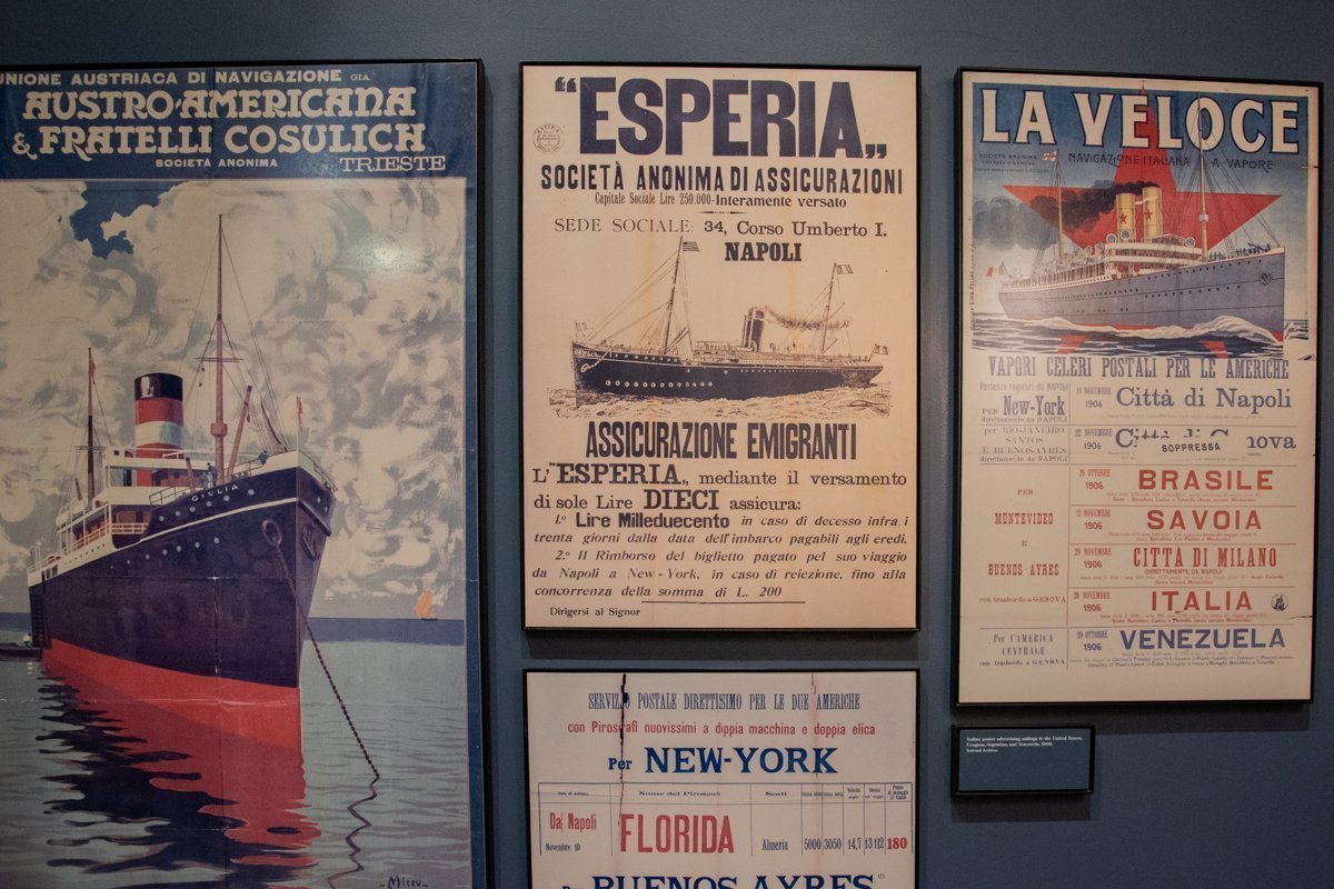 anciennes affiches exposées au mur