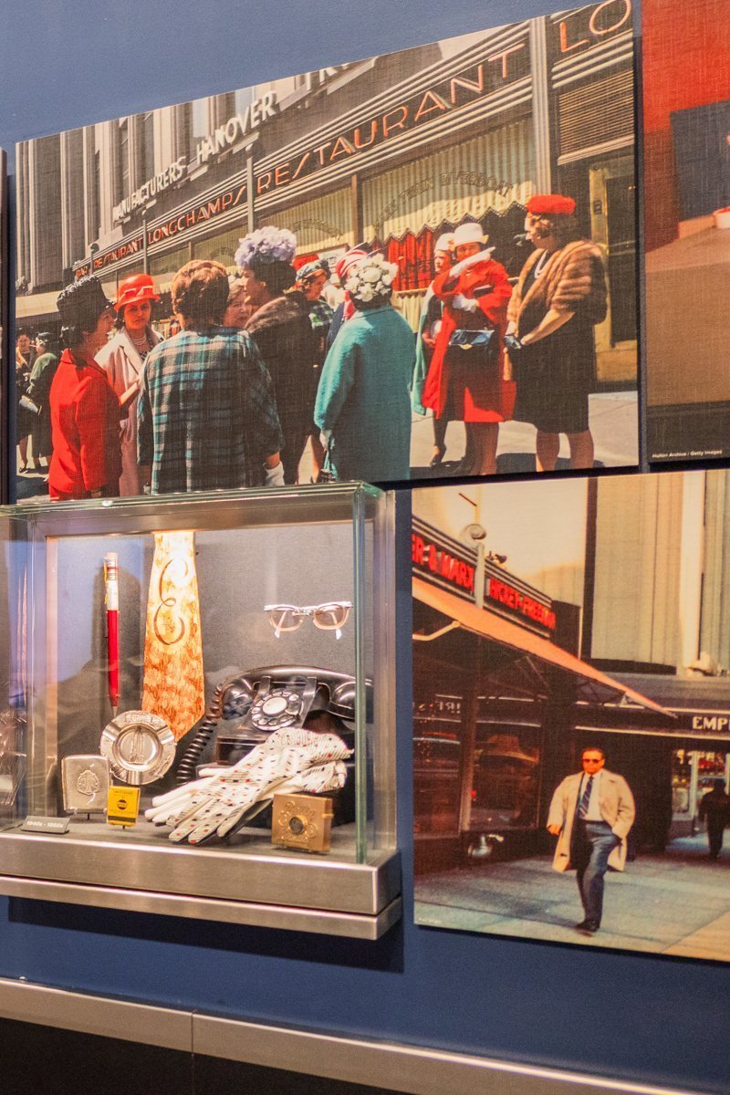 Exposition à l'intérieur de l'Empire State Building avec des photos et des objets d'époque