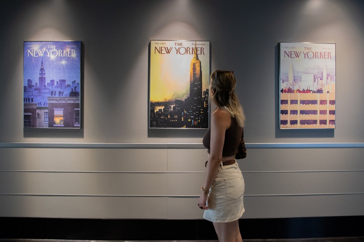 Femme qui regarde des affiches dans l'Empire State Building