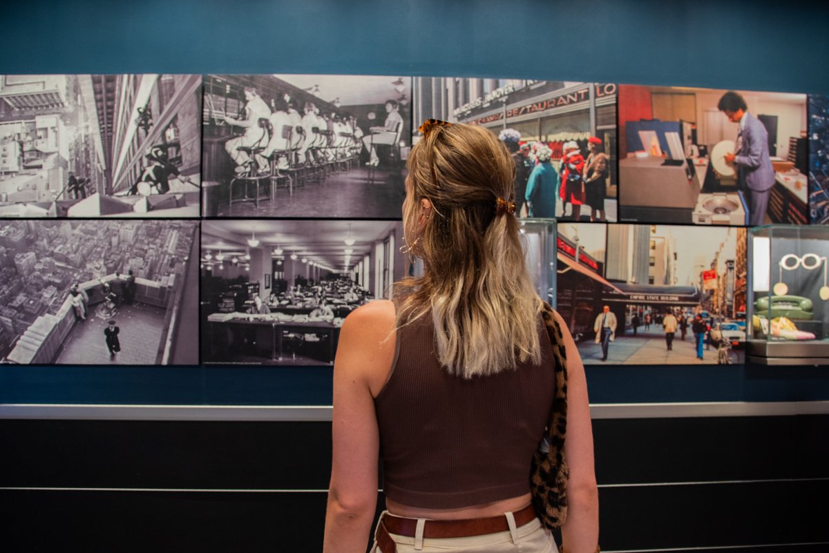 Femme qui regarde d'anciennes photos en lien avec l'Empire State Building