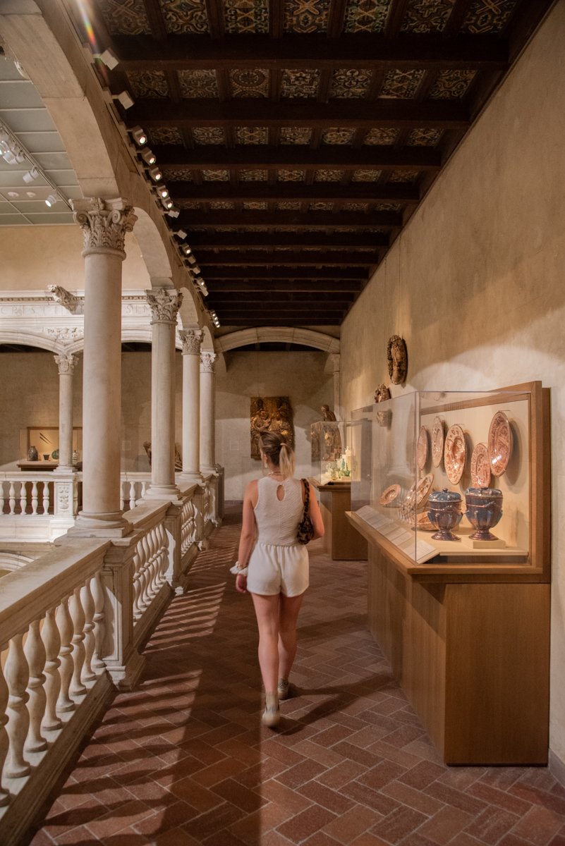 Une personne qui marche dans une aile de la salle d'art assyrien