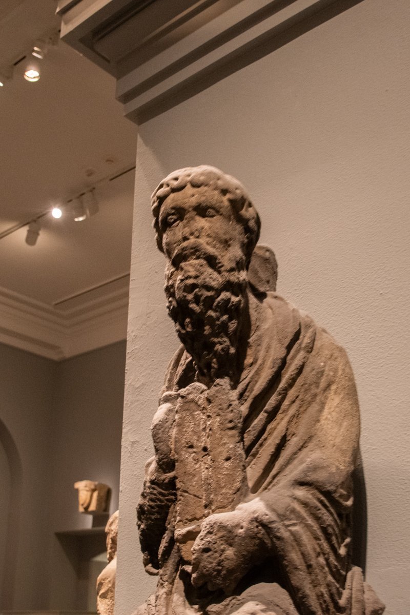 Statue dans une salle d'art médiéval européen