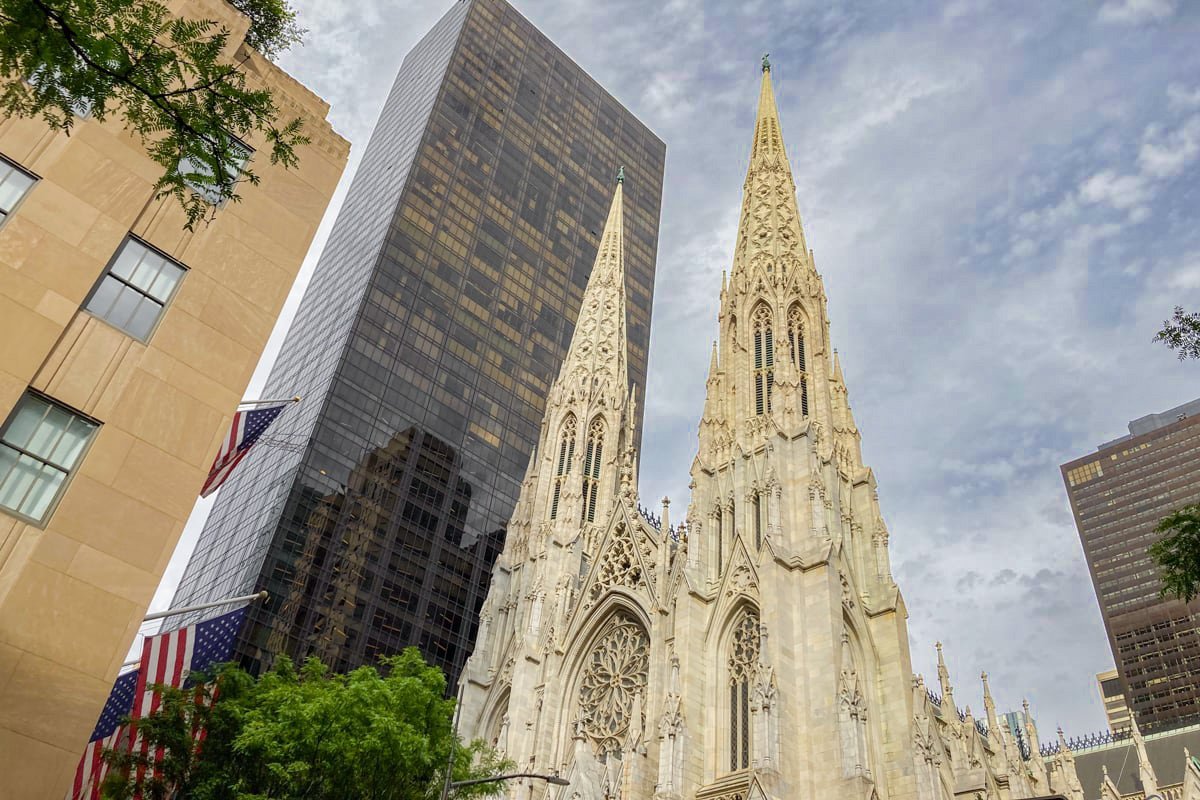 cathedrale-saint-patrick-dans-rue-2