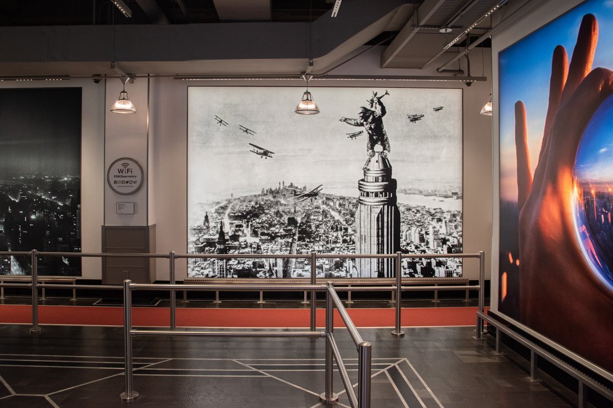 Entrée du bâtiment avec quelques affiches au mur