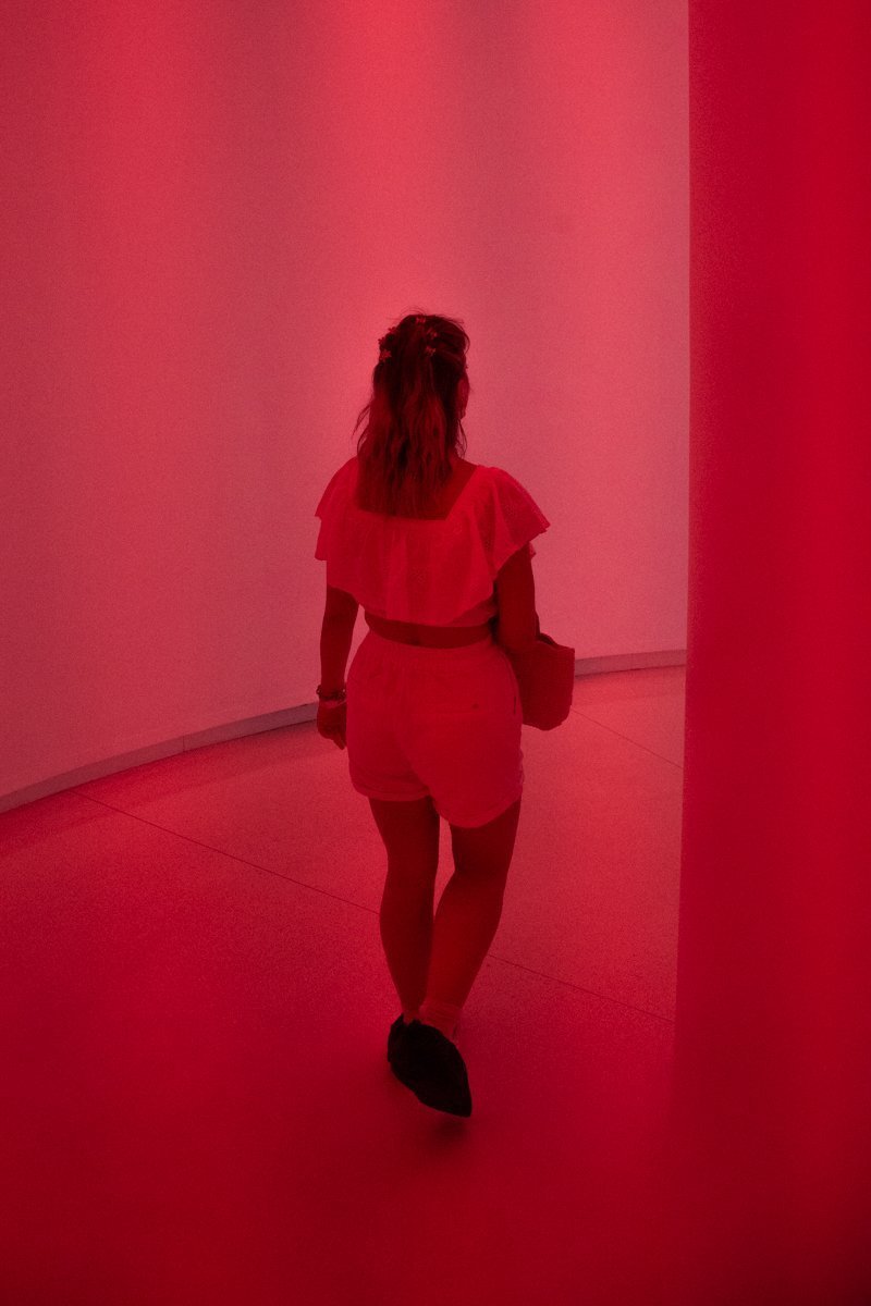 Personne qui marche dans un couloir illuminé de rouge