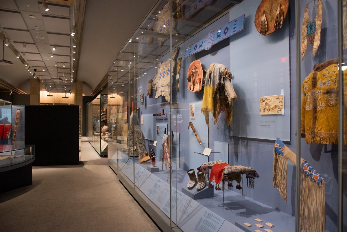 exposition d'objets en peau d'animaux-1