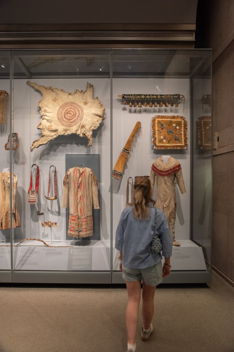 exposition d'objets en peau d'animaux