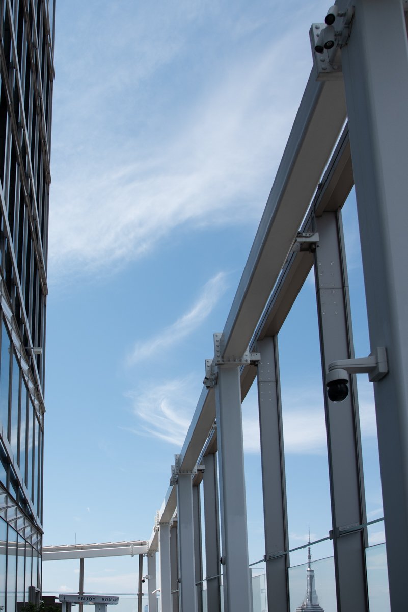 Colonnes et vitres à l'extérieur