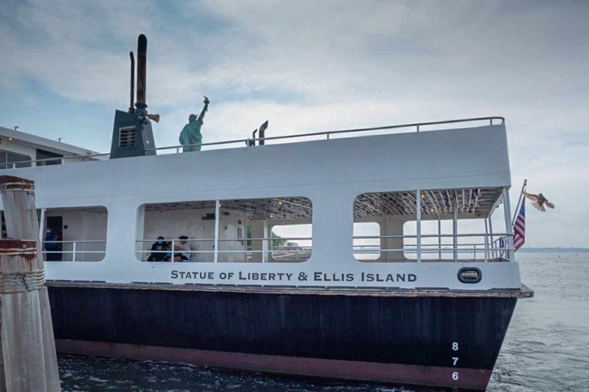 ferry-liberty-island-new-york-900x600