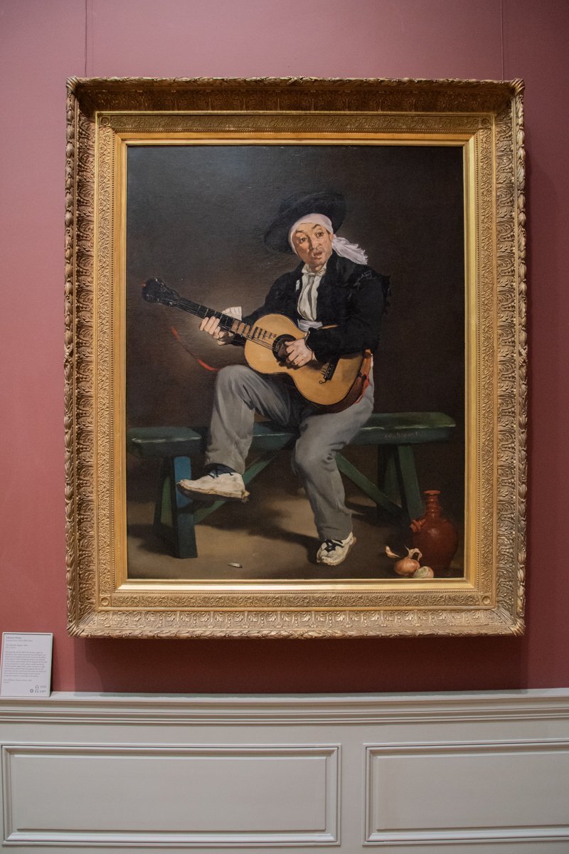 Une peinture de l'Homme jouant de la guitare, style réaliste espagnol