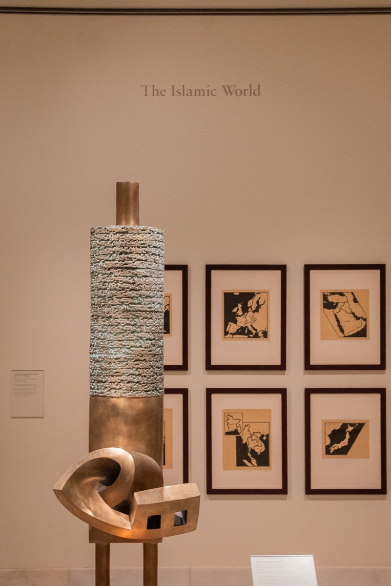 Dans la partie "The Islamic World" avec des objets et tableaux