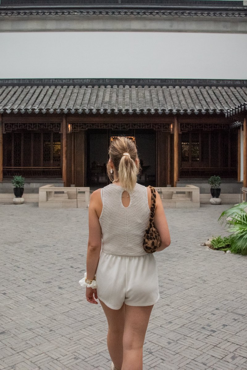 Femme qui marche dans le jardin asiatique