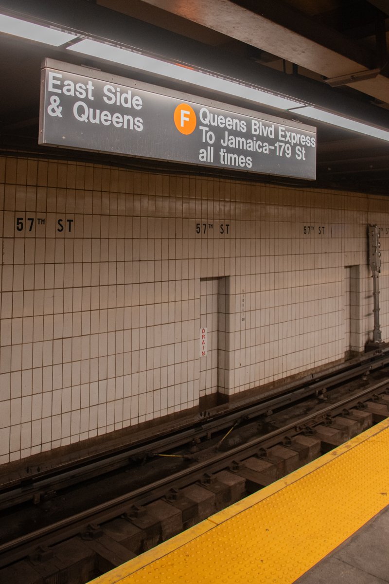 panneau de la station de métro 