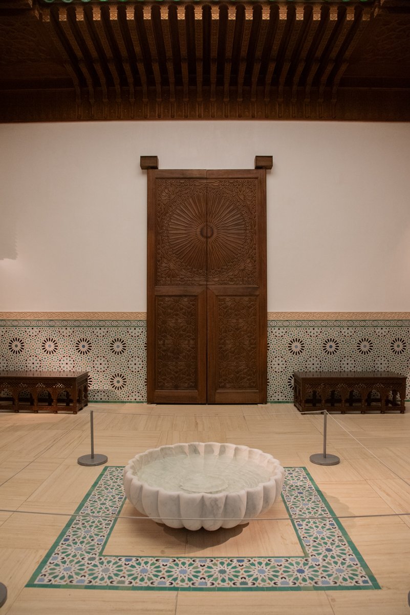 Vasque au sol et grande porte en bois