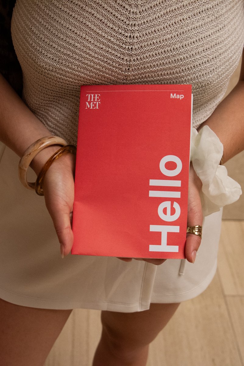 Femme qui tient le plan du musée