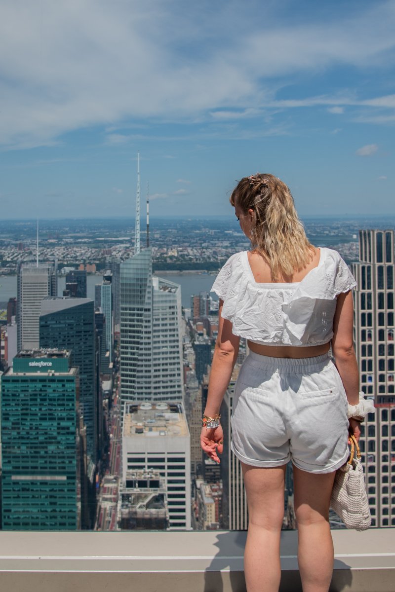 Personne qui contemple en contrebas depuis l'extérieur