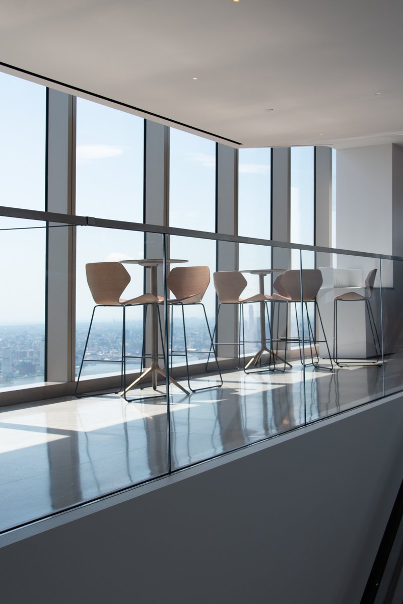 Bar avec chaises et tables hautes