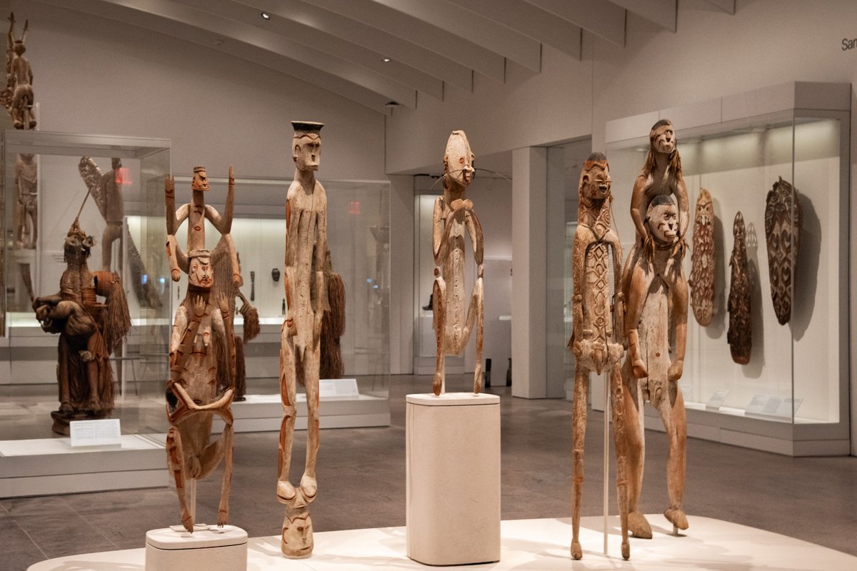 Un ensemble de statues d'art africain
