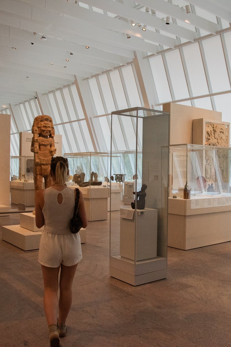 Femme qui marche dans la salle des arts africains