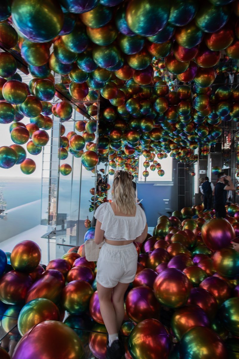Femme qui marche dans la salle des ballons