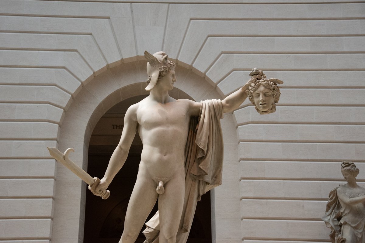 Sculpture romaine d'un soldat qui tient une tête dans la main