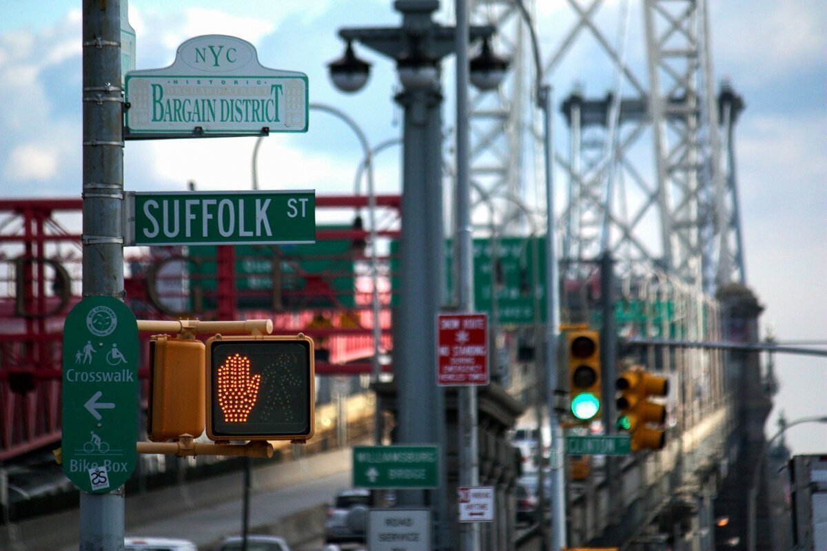 panneaux-signalisation-sur-pont-williamsburg-new-york-2