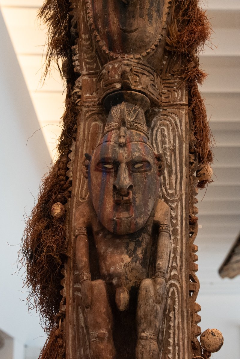 Une statue en bois d'art africain avec un visage
