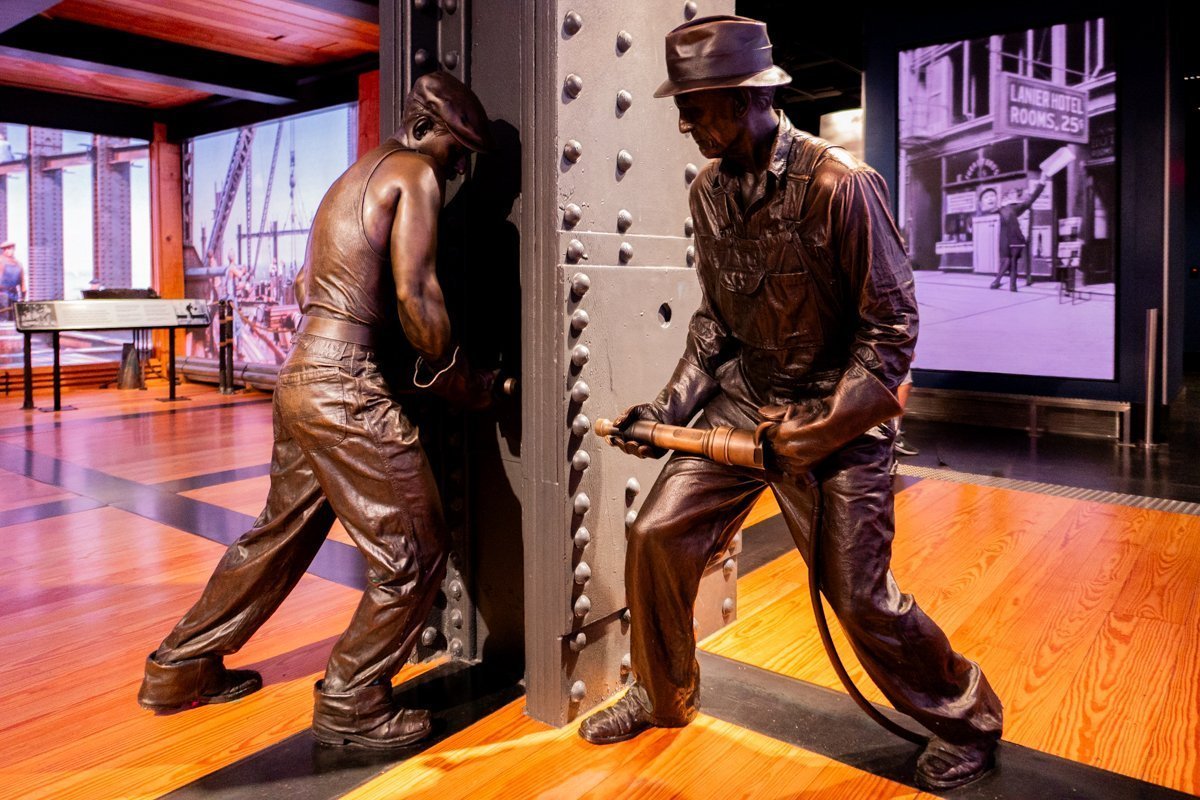 Statues d'ouvriers avec des outils à l'intérieur pour montrer la construction