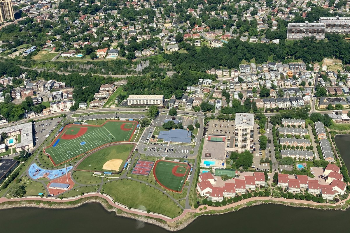 survol en hélicoptère terrain de sport