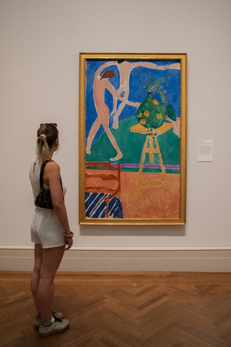 Femme qui observe un tableau d'Henri Matisse