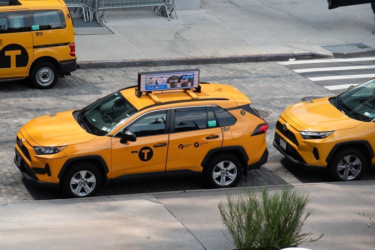 taxi garé bord de route